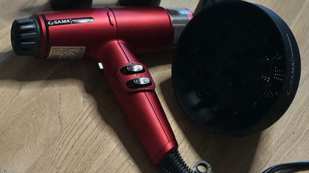 Asciugacapelli professionale Gama IQ Lite Max in color rosso, affiancato da due concentratori e un diffusore. Il design compatto e leggero, insieme agli accessori professionali, lo rende ideale per una varietà di styling in salone.