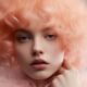 Giovane donna con capelli ricci color Peach Fuzz e look etereo.