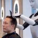 Robot parrucchiere che taglia i capelli a Elon Musk in un ambiente moderno.