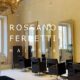 Interno del salone Rossano Ferretti Hairspa a Parma con arredi eleganti, specchi moderni e un grande lampadario dorato.