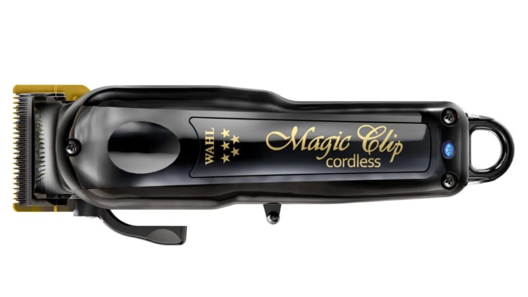 Primo piano della Wahl Black Cordless Magic Clip, tagliacapelli professionale con design nero opaco e dettagli dorati.