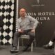 Tre speaker seduti sul palco durante la Coaching Class al Savoia Hotel Bologna, intenti a parlare e condividere idee.