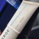 Primo piano di un flacone di Smooth Senses Anti-Frizz Conditioner di Davroe, con dettagli della confezione.