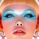 Ritratto di donna con capelli fluo arancioni, make-up brillante con tonalità turchesi sugli occhi, labbra lucide e accessori eccentrici.