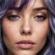 Primo piano di una modella con capelli Galaxy Hair sfumati in tonalità viola, blu e argento. L’effetto olografico crea un look cosmico e futuristico, con una base fredda e riflessi brillanti. Lo sguardo è intenso, con trucco dorato sugli occhi e dettagli glitterati sulle guance.