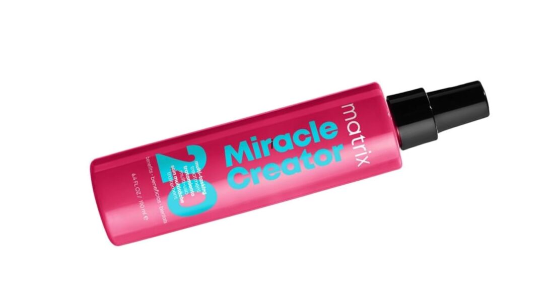 Bottiglia rosa di Matrix Total Results Miracle Creator, spray multi-beneficio per capelli, con scritta azzurra e tappo nero.