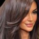 Capelli lunghi, lisci e brillanti con effetto Liquid Hair, caratterizzati da una finitura setosa e luminosa.