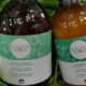 Shampoo e maschera Bioactive Naturalis di Farmagan con estratto di timo, posizionati su sfondo di foglie verdi.