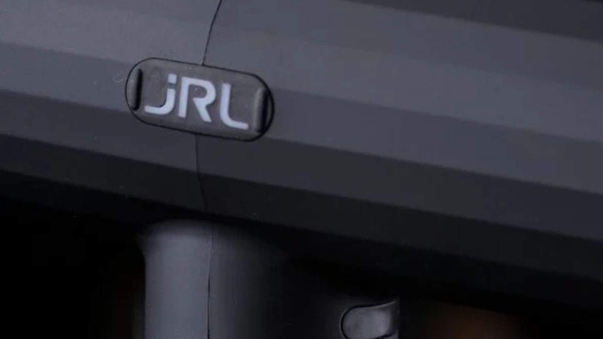 Logo JRL su asciugacapelli professionale nero opaco