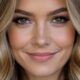 Capelli bronde con sfumature luminose su base castana, styling mosso e riflessi dorati.