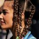 Acconciatura a trecce strutturate con dettagli tribali e accessori metallici avvistata alla Paris Fashion Week 2025.