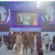 Visitatori all’ingresso di Cosmoprof Worldwide Bologna 2025, con maxi schermo e installazione visiva