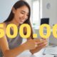Ragazza sorridente guarda il cellulare con sovrimpressione "+500.000" in grande carattere giallo.
