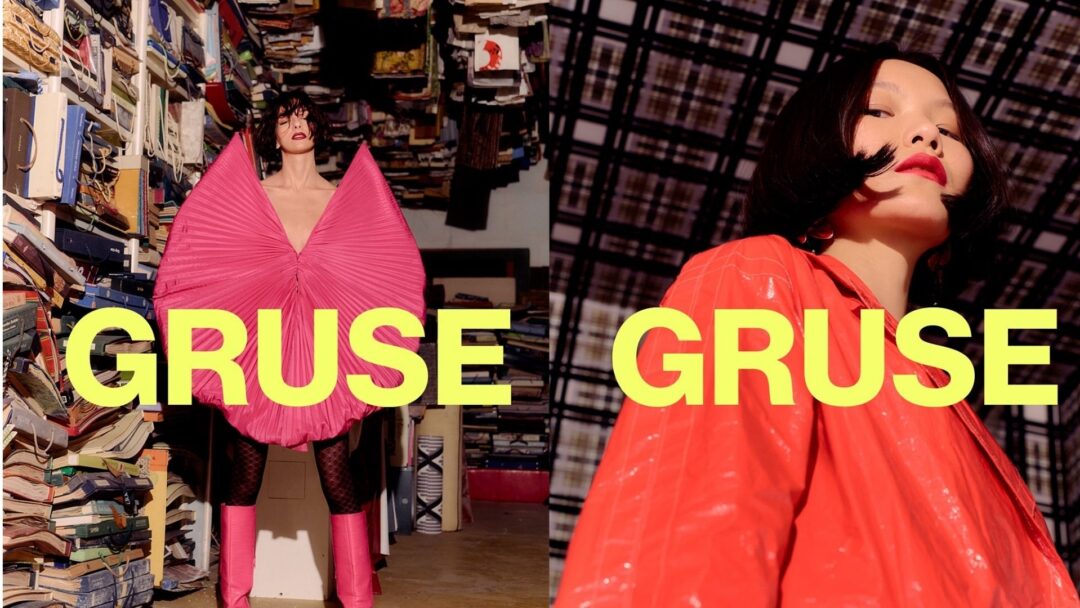 Due modelle con styling d’impatto e scritta "GRUSE" in giallo, rappresentano la collezione SS25 di Toni Pellegrino ispirata al riutilizzo creativo.