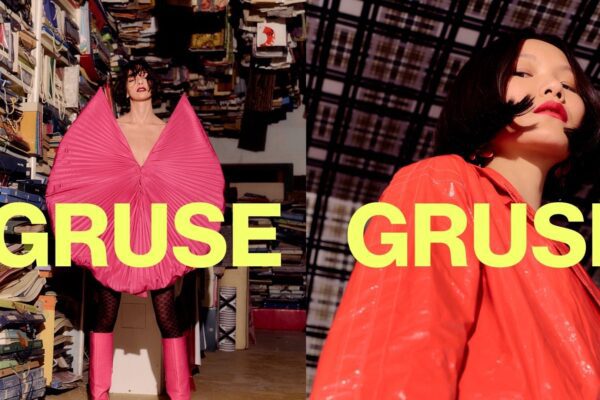 Due modelle con styling d’impatto e scritta "GRUSE" in giallo, rappresentano la collezione SS25 di Toni Pellegrino ispirata al riutilizzo creativo.