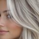 Capelli lunghi scalati con colore biondo vaniglia freddo, donna con carnagione chiara e piega morbida