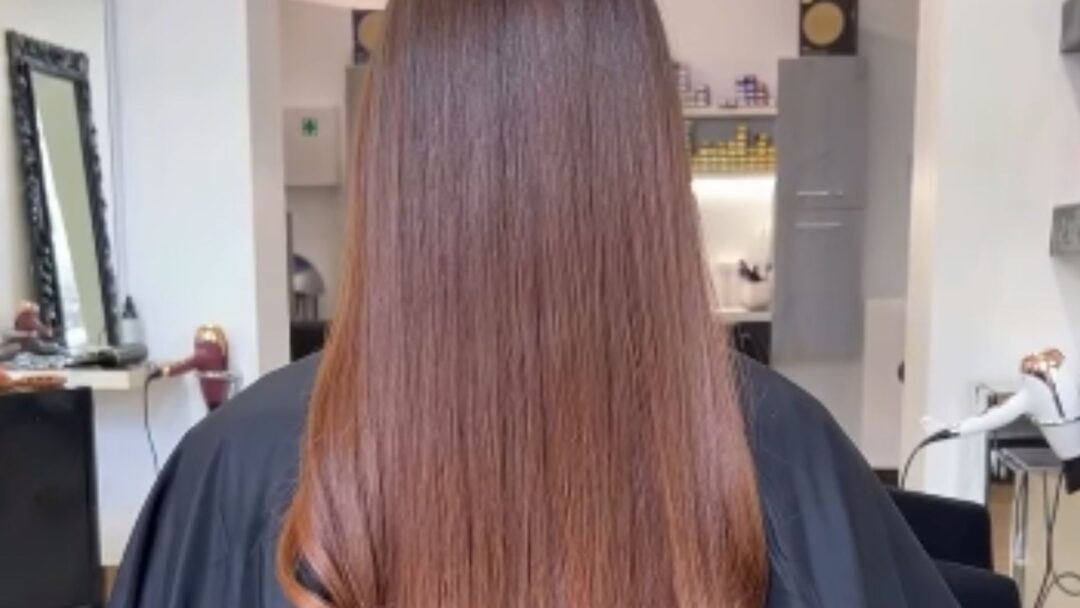 Capelli lunghi lisci con colorazione caramello Mounir realizzata da Rob Dilonardo in salone.