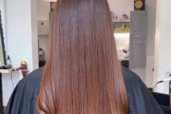 Capelli lunghi lisci con colorazione caramello Mounir realizzata da Rob Dilonardo in salone.
