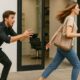 Parrucchiere corre fuori dal salone inseguendo una cliente che se ne va di fretta