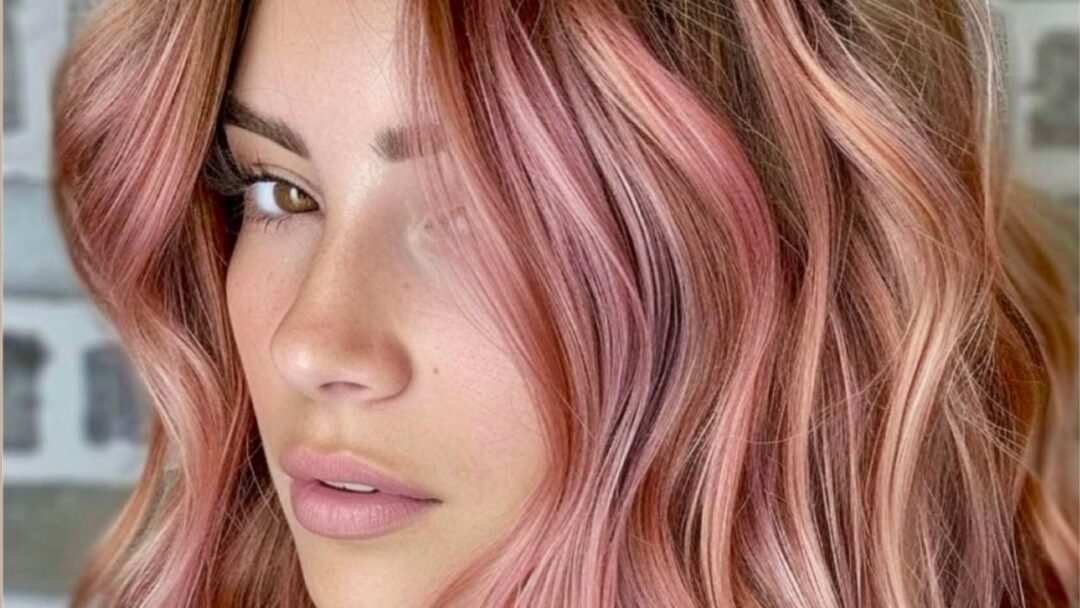 Capelli lunghi mossi color Golden Rose con sfumature biondo rosato, tendenza colore 2025 per parrucchieri