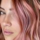 Capelli lunghi mossi color Golden Rose con sfumature biondo rosato, tendenza colore 2025 per parrucchieri
