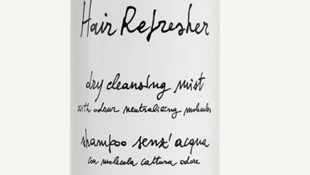 Dettaglio dell’etichetta dello shampoo secco Davines Hair Refresher con scritte in inglese e italiano.