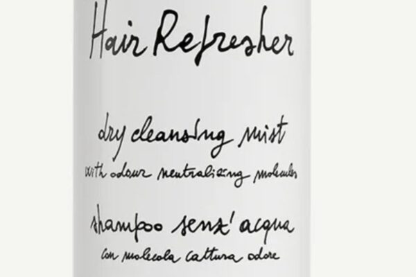 Dettaglio dell’etichetta dello shampoo secco Davines Hair Refresher con scritte in inglese e italiano.