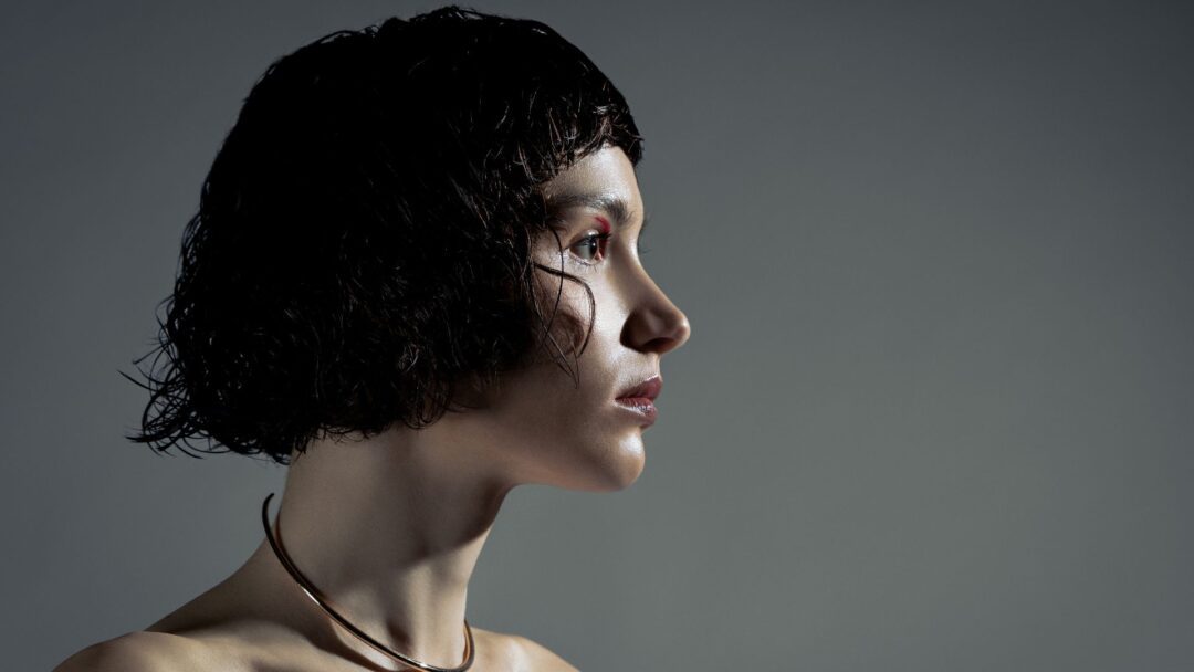 Profilo femminile con taglio corto wet effect e make-up essenziale, look della Identity Collection 2025 di Philip Martin’s.
