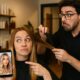 Cliente mostra una foto di un'influencer bionda al parrucchiere, con espressione ironica in salone
