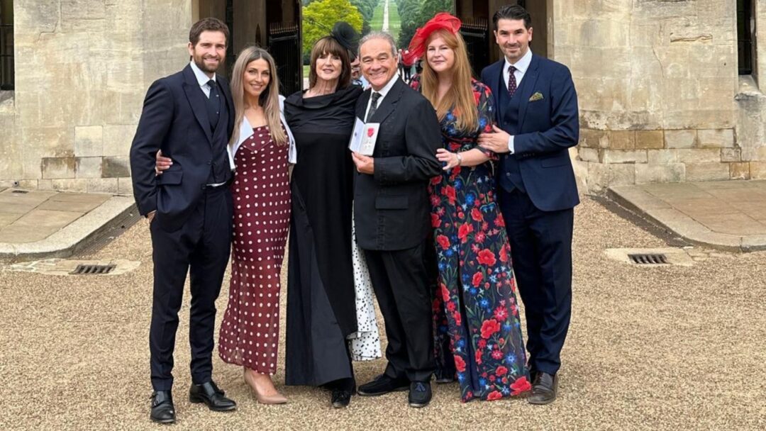 Tony Rizzo con la sua famiglia a Windsor dopo aver ricevuto l’onorificenza MBE da Re Carlo III.