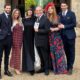 Tony Rizzo con la sua famiglia a Windsor dopo aver ricevuto l’onorificenza MBE da Re Carlo III.
