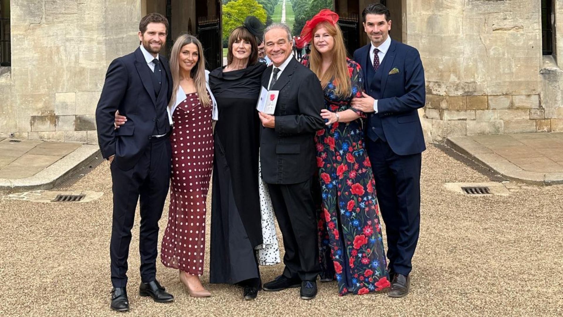 Tony Rizzo con la sua famiglia a Windsor dopo aver ricevuto l’onorificenza MBE da Re Carlo III.