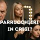 Immagine provocatoria in salone: parrucchiere anziano serio, hairstylist giovane che stira i capelli, cliente che si fa un selfie, con la scritta “Parrucchieri in crisi?”