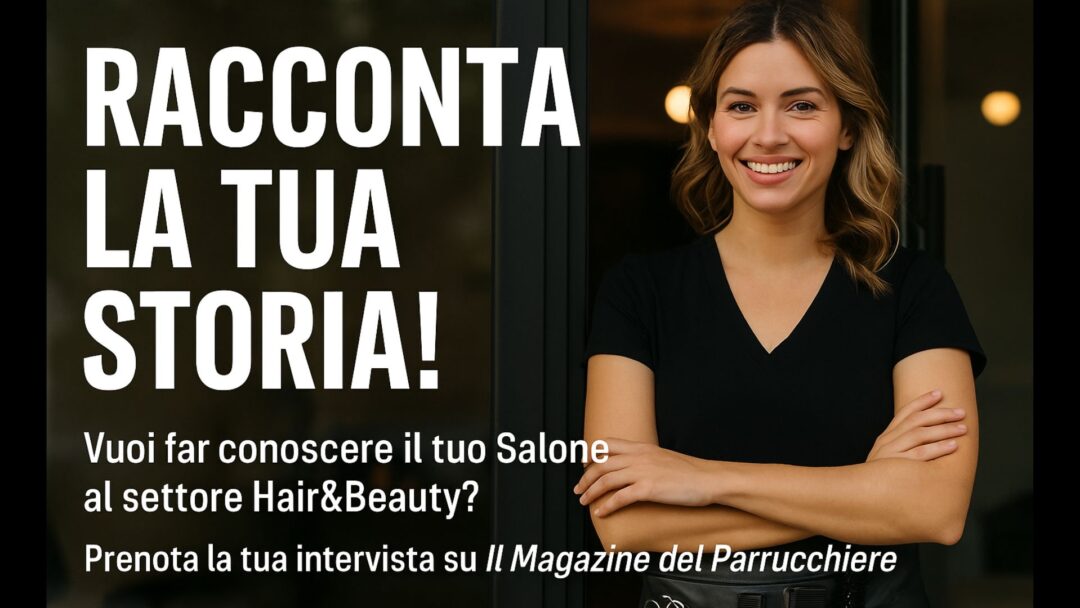 Parrucchiera sorridente davanti al salone con scritta “Racconta la tua storia! Prenota la tua intervista su Il Magazine del Parrucchiere”.