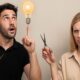 Parrucchiere con un’idea geniale e collega perplessa con forbici in mano, scena ironica