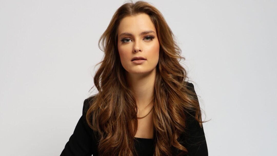 Donna con capelli lunghi castano ramato in piega mossa, look naturale ottenuto con extension Hairdreams Quikkies & DreamWefts