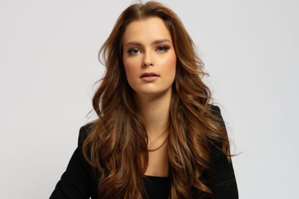 Donna con capelli lunghi castano ramato in piega mossa, look naturale ottenuto con extension Hairdreams Quikkies & DreamWefts