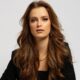 Donna con capelli lunghi castano ramato in piega mossa, look naturale ottenuto con extension Hairdreams Quikkies & DreamWefts
