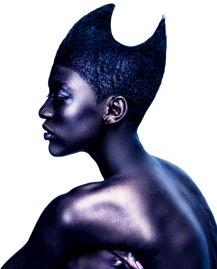 Modella afro di profilo con acconciatura scolpita a forma di mezza luna, pelle effetto granito e sguardo chiuso, su sfondo bianco.