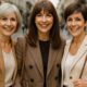 Tre donne eleganti over 50 con tagli di capelli diversi sorridono insieme nel centro di Milano