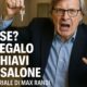 Uomo anziano infuriato con occhiali e capelli grigi tiene in mano le chiavi del salone, in un ambiente da parrucchiere moderno.