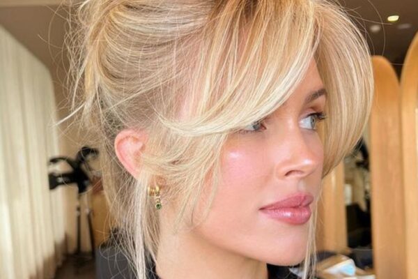 Tecnica Airtouch su capelli biondi naturali con sfumature leggere e taglio scalato morbido
