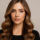 : Donna con piega moderna e impeccabile in salone professionale