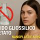Modella con capelli ultra lisci, grafica d’impatto con simbolo di divieto e scritta "Acido Gliossilico Vietato. Nanoplastie a rischio?"