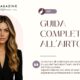 Modella con capelli schiariti con tecnica Airtouch in primo piano, su sfondo grafico chiaro, per promuovere la guida professionale di Il Magazine del Parrucchiere.