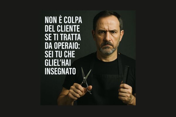 Parrucchiere serio con forbici e pettine in mano davanti a sfondo scuro, accanto al testo “Non è colpa del cliente se ti tratta da operaio: sei tu che gliel’hai insegnato”.