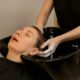 Donna si addormenta mentre fa lo shampoo dal parrucchiere in un salone moderno