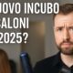 Parrucchiere con espressione perplessa tiene una spazzola e un phon, con il testo "Il nuovo incubo dei saloni nel 2025?" in sovrimpressione
