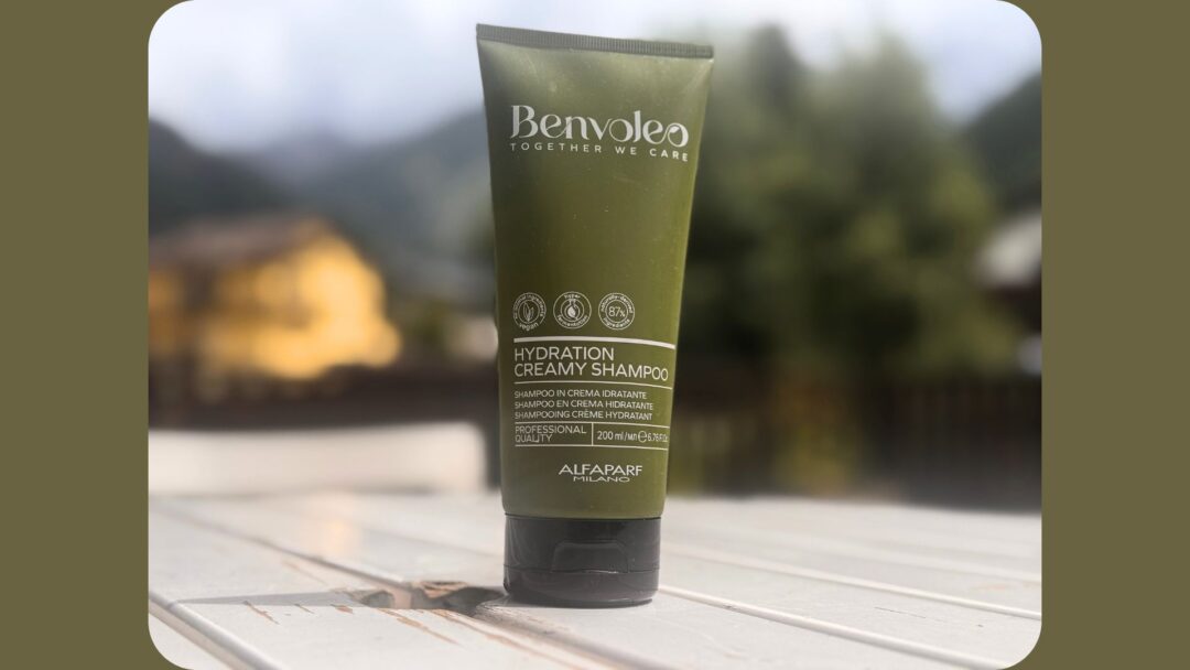 Shampoo Benvoleo Hydration Creamy di Alfaparf Milano su tavolo all'aperto con sfondo montano sfocato