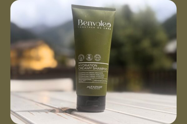 Shampoo Benvoleo Hydration Creamy di Alfaparf Milano su tavolo all'aperto con sfondo montano sfocato